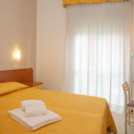 Hotel Carnaby Римини Екстериор снимка