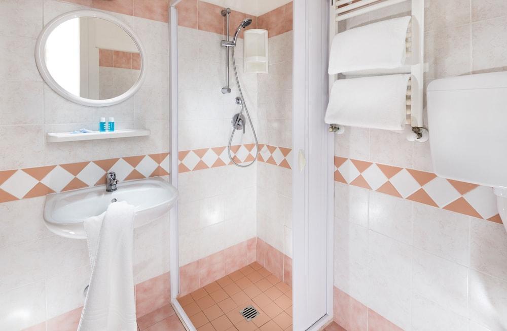 Hotel Carnaby Римини Екстериор снимка