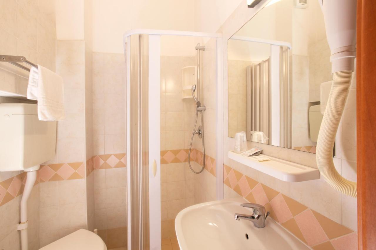 Hotel Carnaby Римини Екстериор снимка