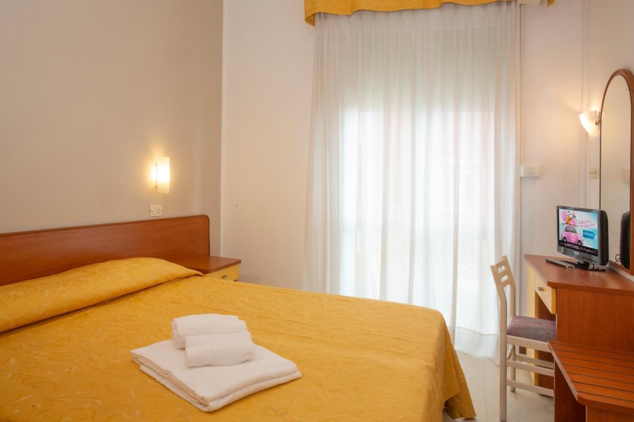 Hotel Carnaby Римини Екстериор снимка