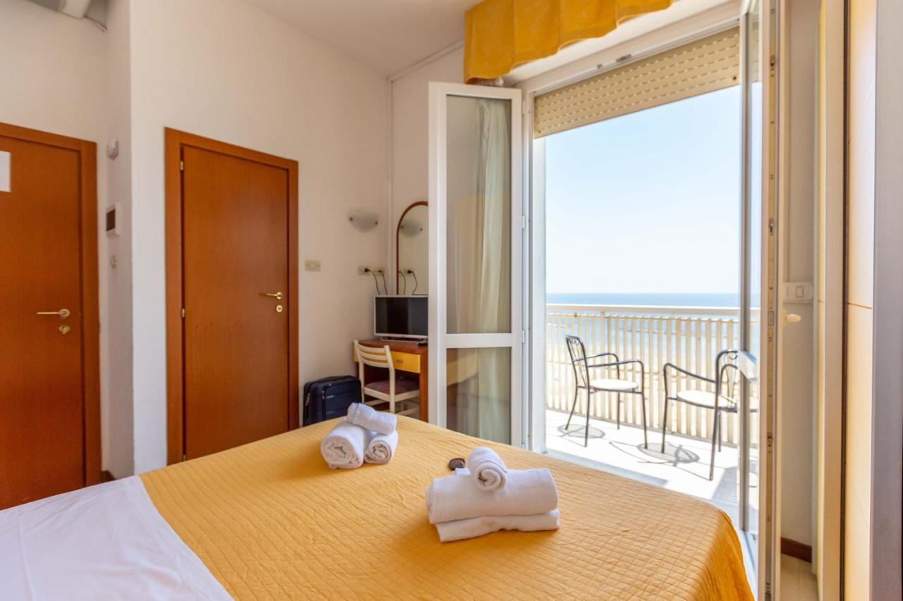 Hotel Carnaby Римини Екстериор снимка