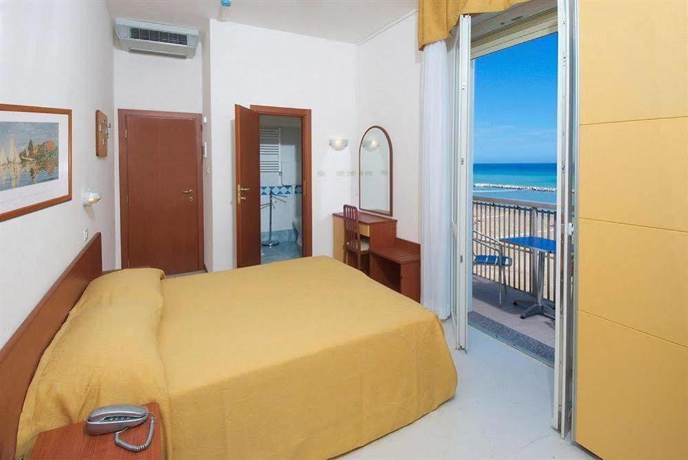 Hotel Carnaby Римини Екстериор снимка