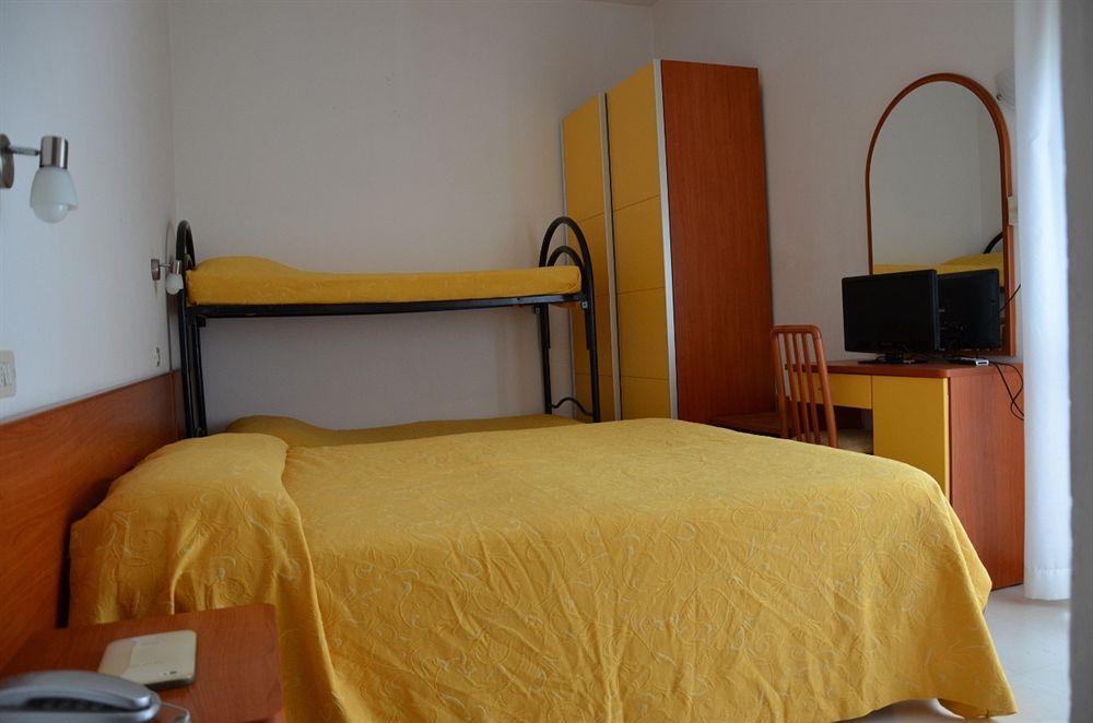 Hotel Carnaby Римини Екстериор снимка