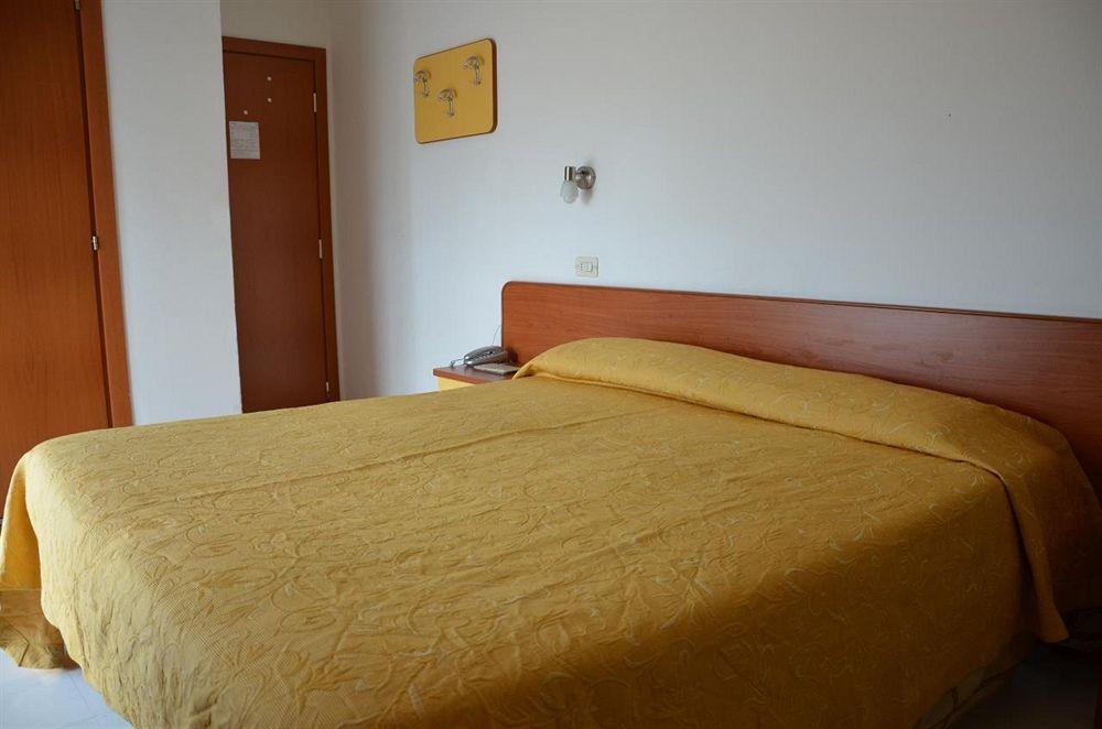 Hotel Carnaby Римини Екстериор снимка