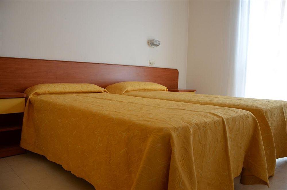 Hotel Carnaby Римини Екстериор снимка