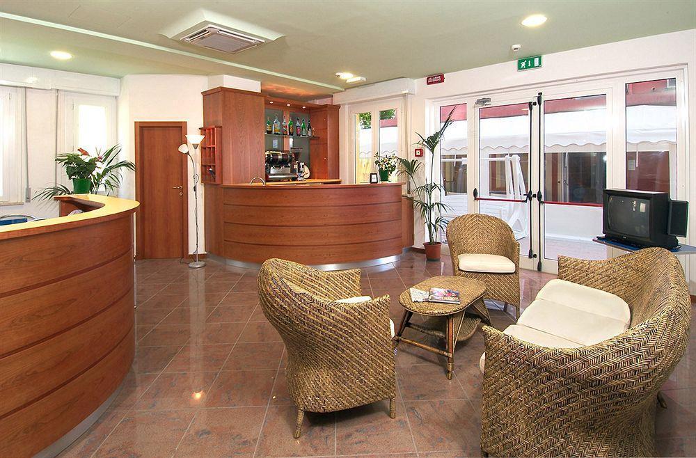 Hotel Carnaby Римини Екстериор снимка