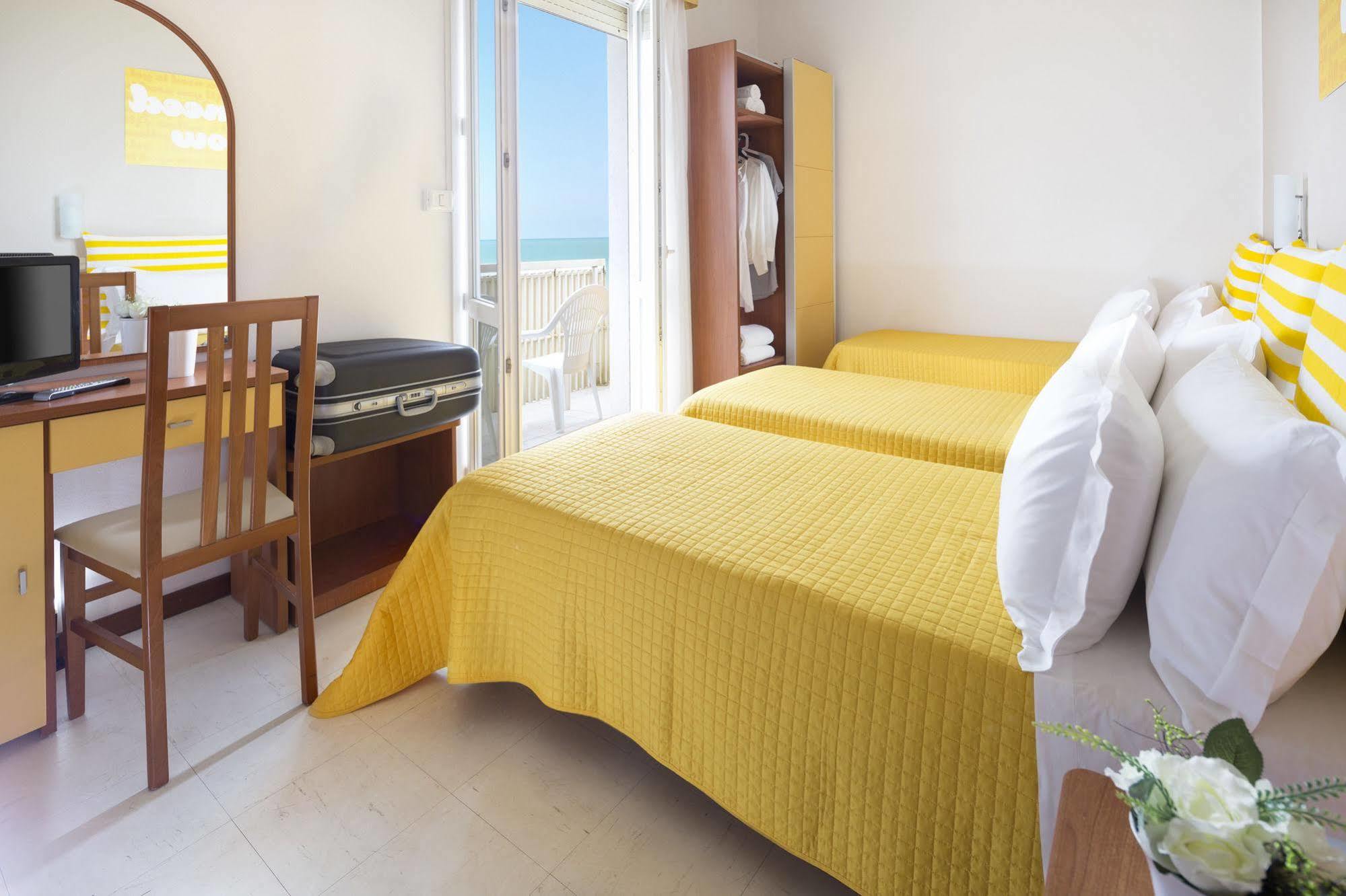Hotel Carnaby Римини Екстериор снимка